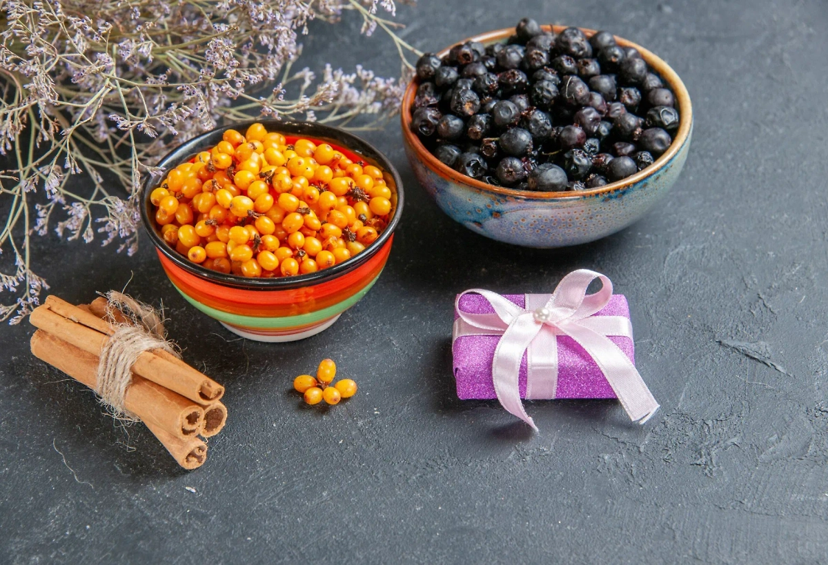 Облепиха содержит большое количество витаминов C, E, К, A, В12, а ещё магний, калий, цинк, железо. Обложка © Freepik.com/kamranaydinov