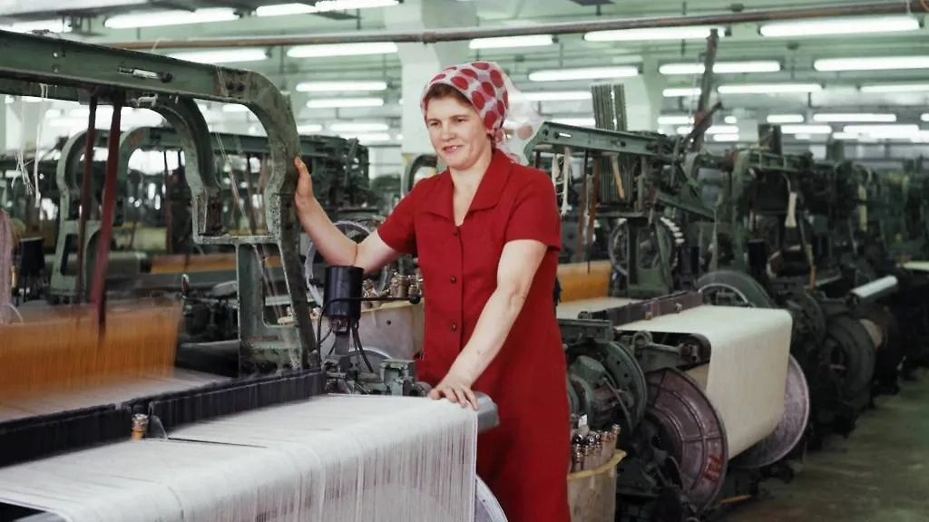 Как тяжёлый труд повлиял на красоту советских женщин. Фото © ТАСС / Сергей Метелица