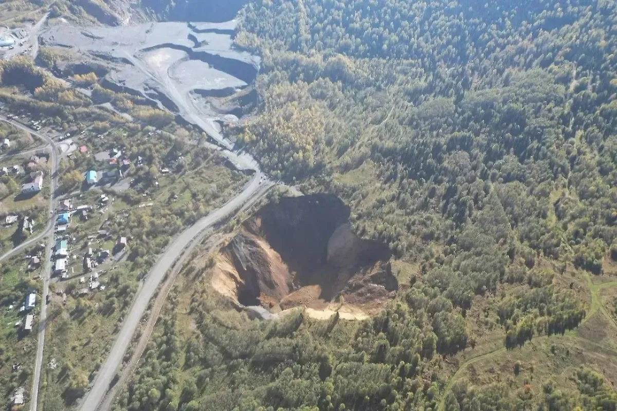 Большая воронка в земле в Кемеровской области. Фото © Telegram / Кемерово с огоньком