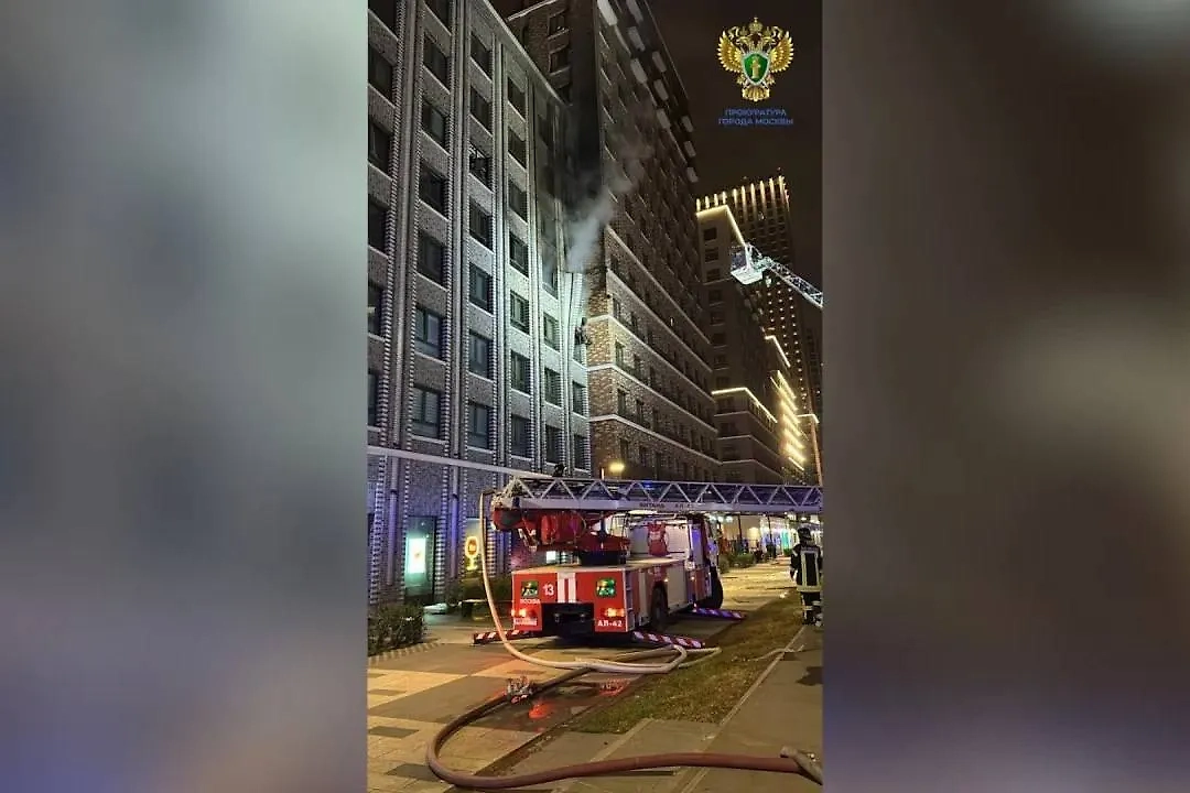Пожарным удалось локализовать огонь на площади 100 квадратных метров, в тушении принимали участие 88 пожарных и 27 единиц техники. Фото © Telegram / Прокуратура Москвы