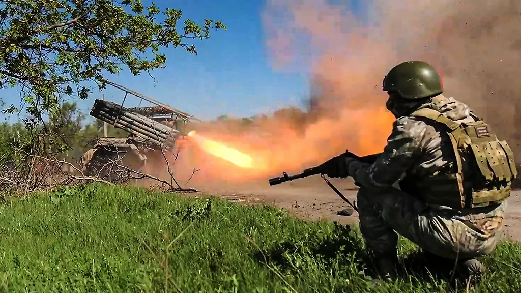 Российская реактивная система залпового огня (РСЗО) «Град» в зоне проведения СВО. Обложка © ТАСС / AP / Пресс-служба Минобороны РФ