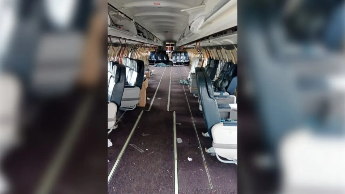 Работы по «распилу» A320, севшего в поле под Новосибирском. Фото © VK / «Убинский вестник»