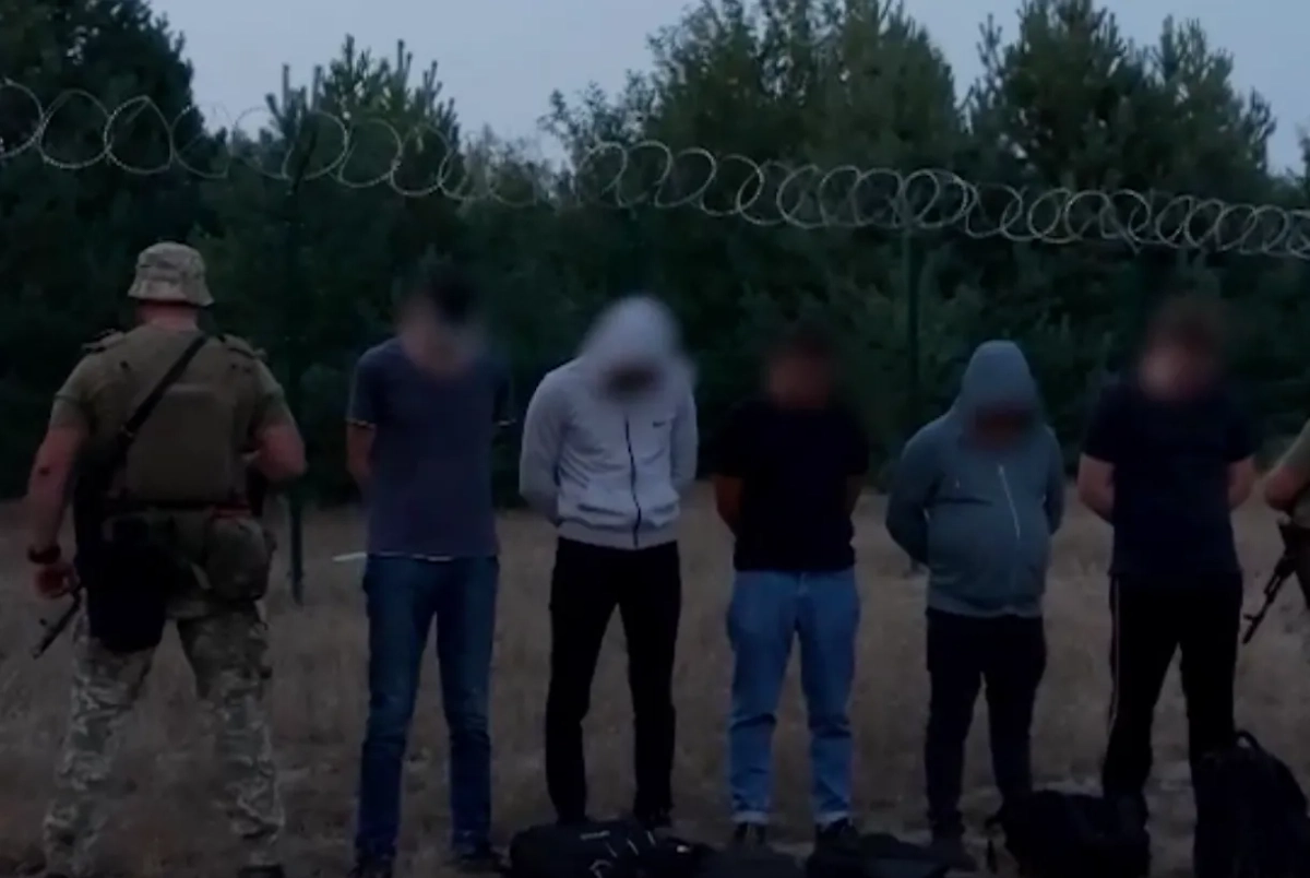 Уклонисты, пойманные на украино-белорусской границе. Обложка © Telegram / «Политика Страны»