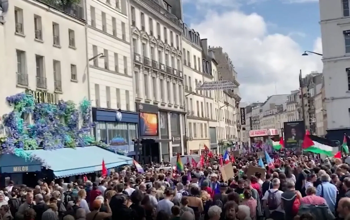 Протесты в Париже. Обложка © Х / buenopin