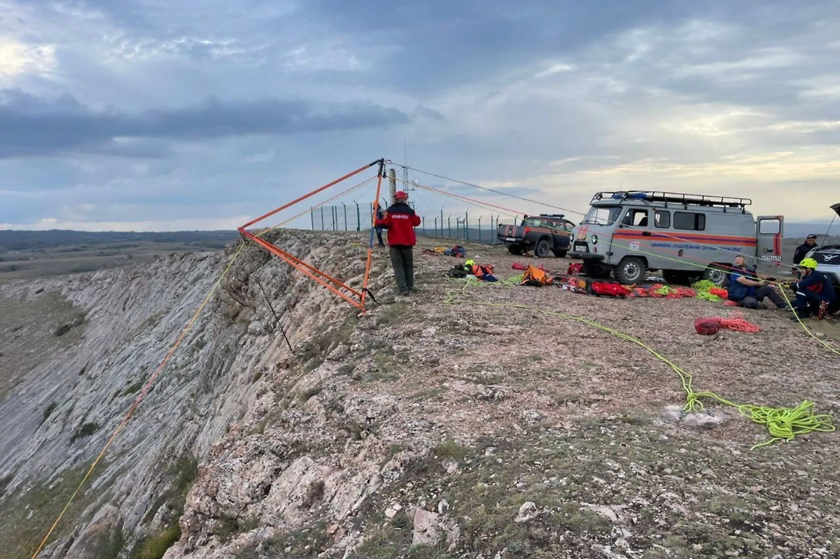 Место гибели мотоциклиста на плато горы Чатыр-Даг в Крыму. Фото © МЧС Крыма