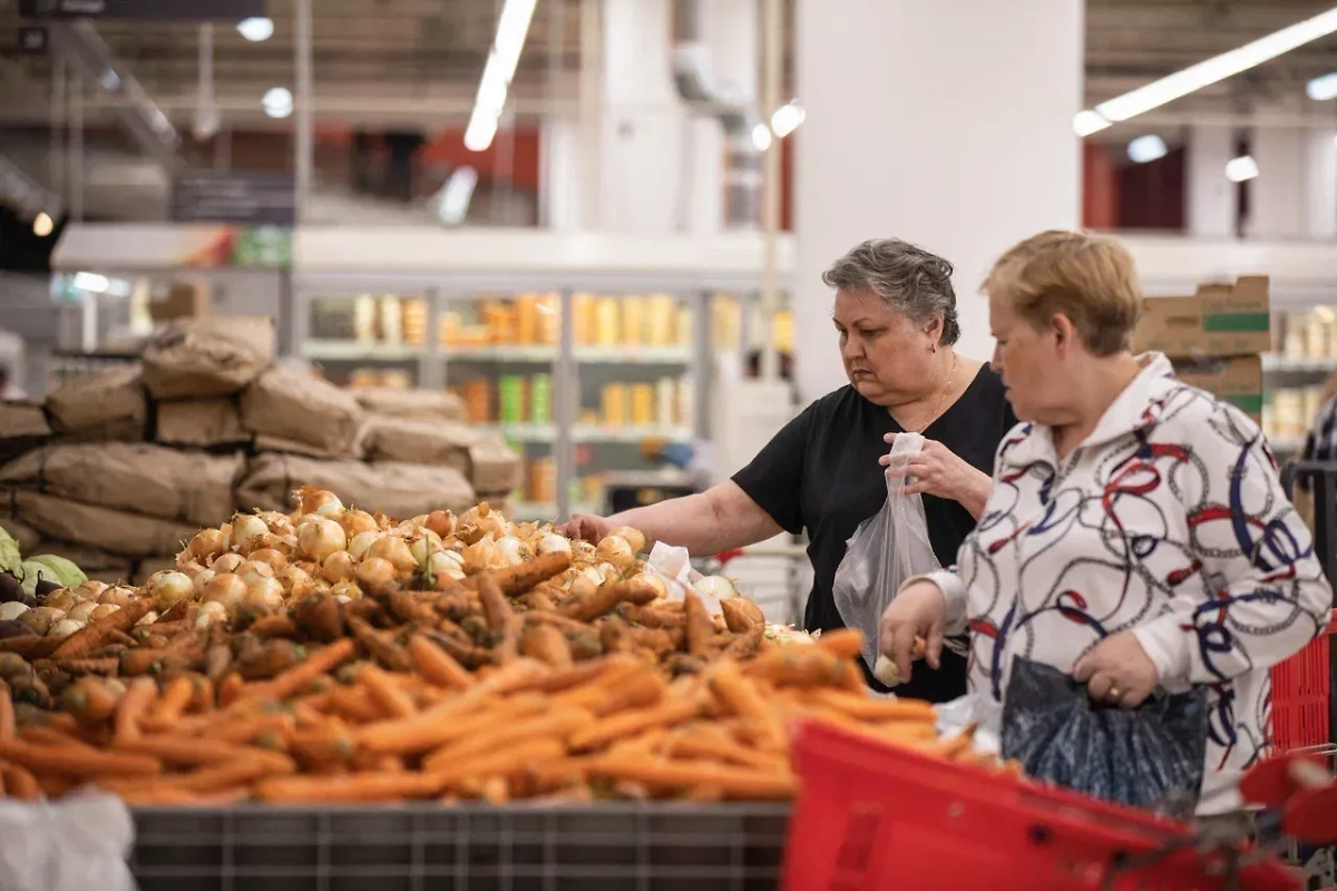 По мнению врача, одна луковица в день способна помочь вылечиться от ОРВИ. Обложка © Life.ru