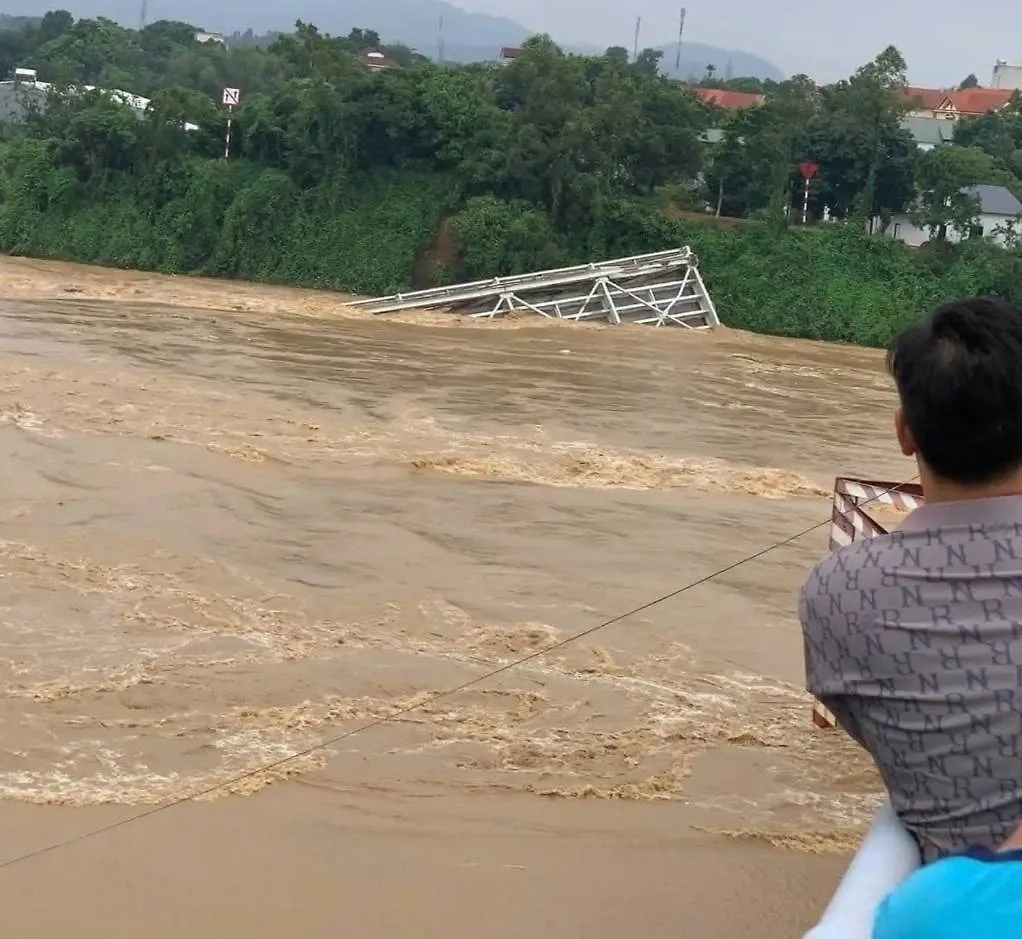 Обрушившаяся часть моста во Вьетнаме. Фото © X / Quyet Ho
