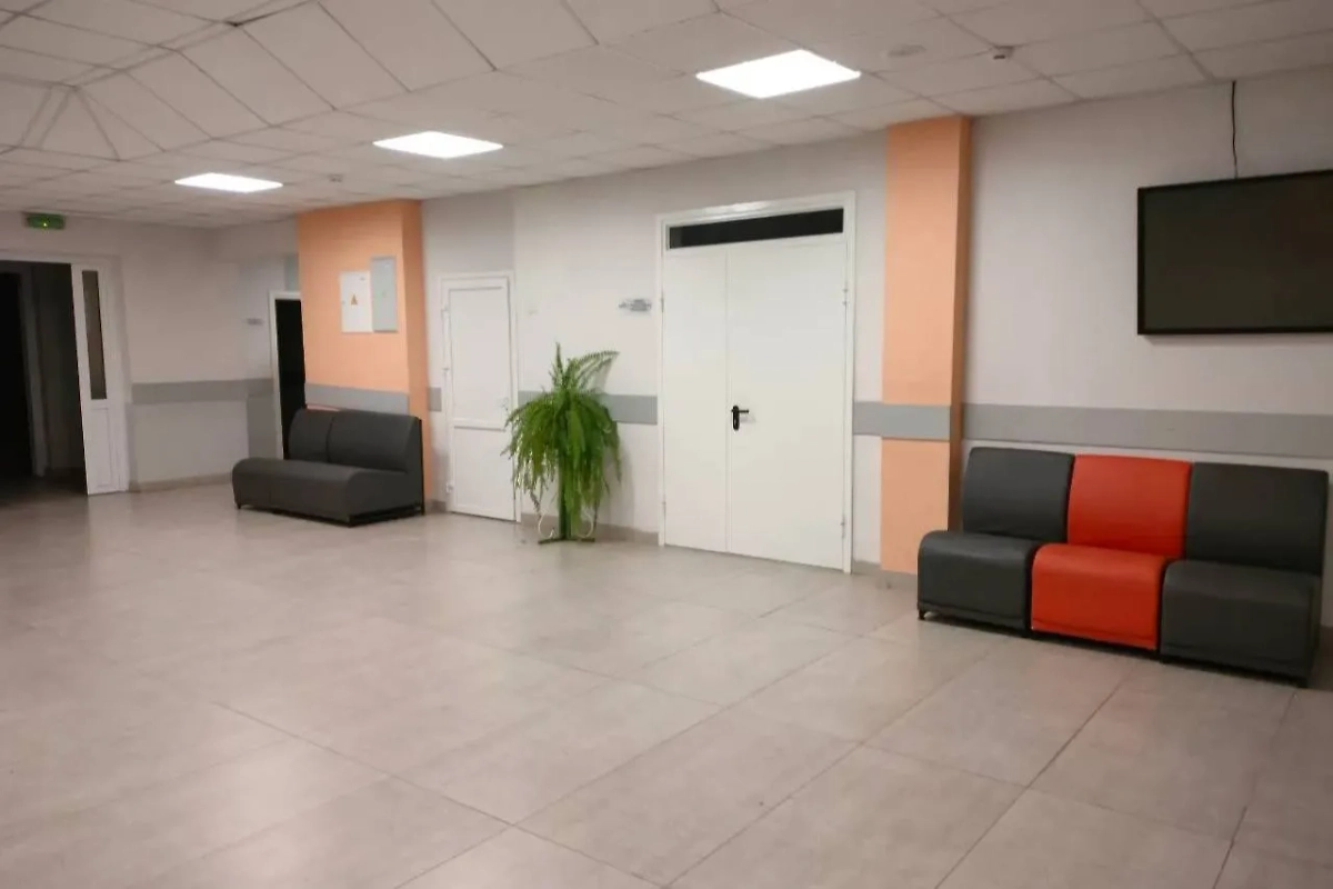 Школа в Воронеже, где сейчас находятся жильцы повреждённого после падения БПЛА дома. Фото © t.me / Вадим Кстенин