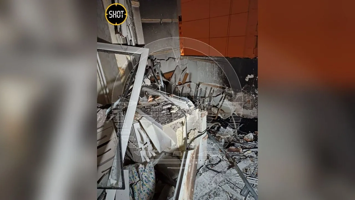 Балкон воронежской квартиры, пострадавшей от обломков беспилотника. Обложка © SHOT