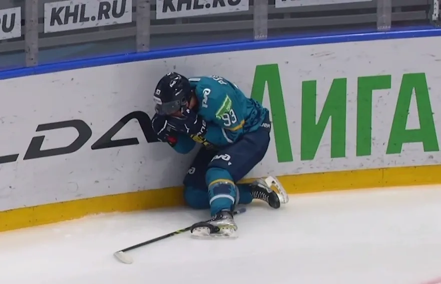 Нападающему клуба "Сочи" Александру Перевалову зарядили коньком в лицо во время матча. Кадр из видео © Telegram / "ХК Сочи, по-братски"