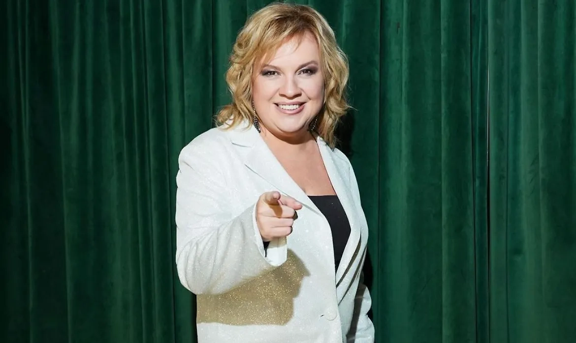 Алёне Жигаловой не мешает лишний вес, чтобы показать себя крупным планом во время интервью. Фото © Instagram (соцсеть запрещена в РФ; принадлежит корпорации Meta, которая признана в РФ экстремистской) / alenablin