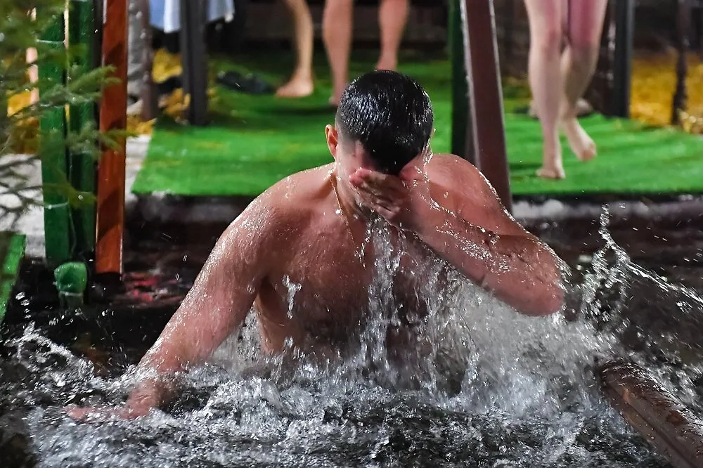 Крещенские купания в Москве. Обложка © Агентство "Москва" / Сергей Киселёв