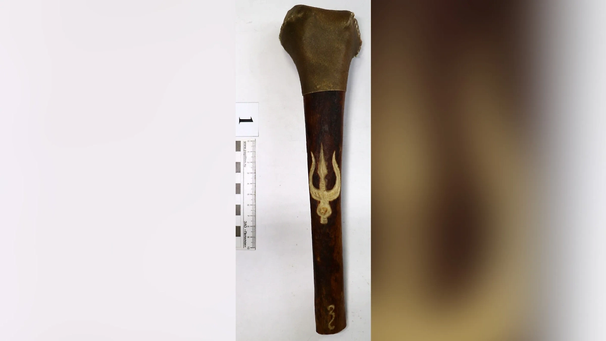 Московские таможенники нашли в посылке ритуальную флейту из человеческой кости. Фото © ФТС России