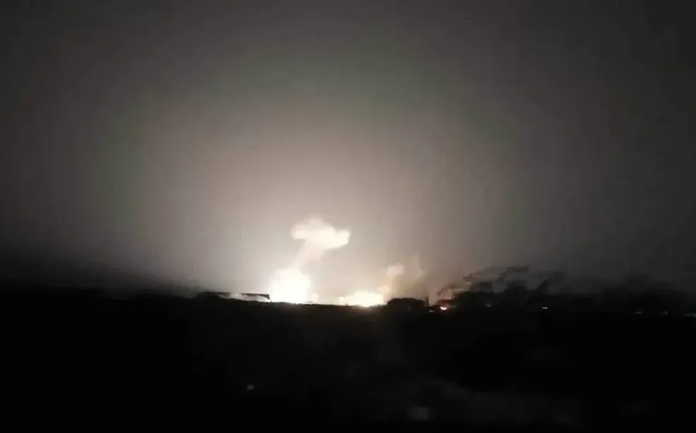 Зарево в районе англо-американских ударов по Ходейде в Йемене. Обложка © X / عبدالباري عطوان