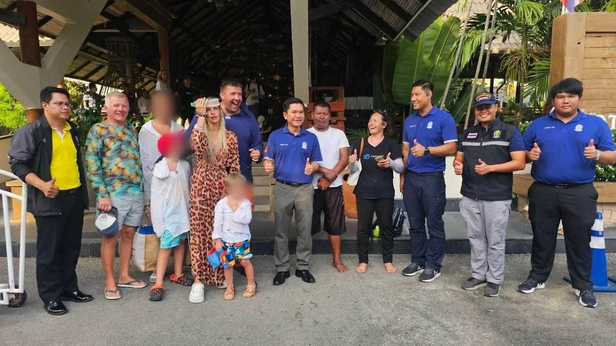 Россияне и члены экипажа радуются спасению. Фото © Facebook (соцсеть запрещена в РФ; принадлежит корпорации Meta, которая признана в РФ экстремистской) / MGR.Online.South