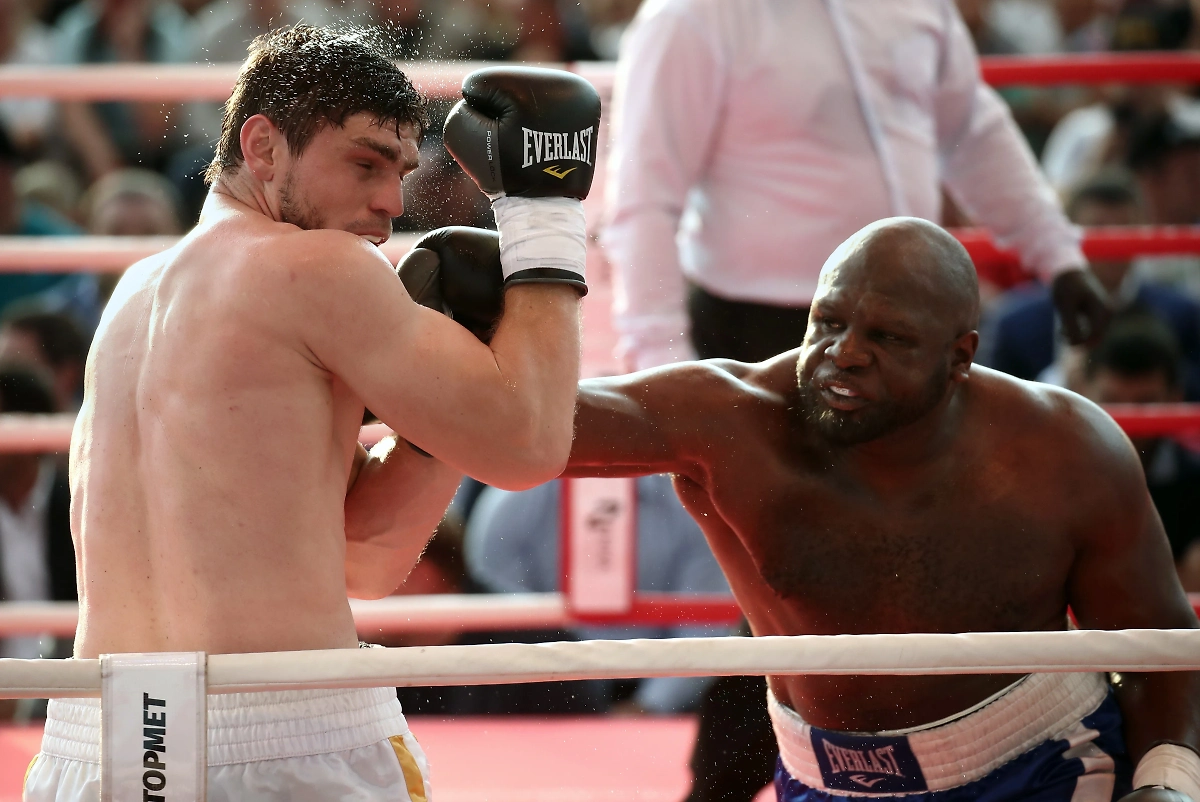 Боксёр Кевин Джонсон (справа). Обложка © ТАСС / Валерий Шарифулин