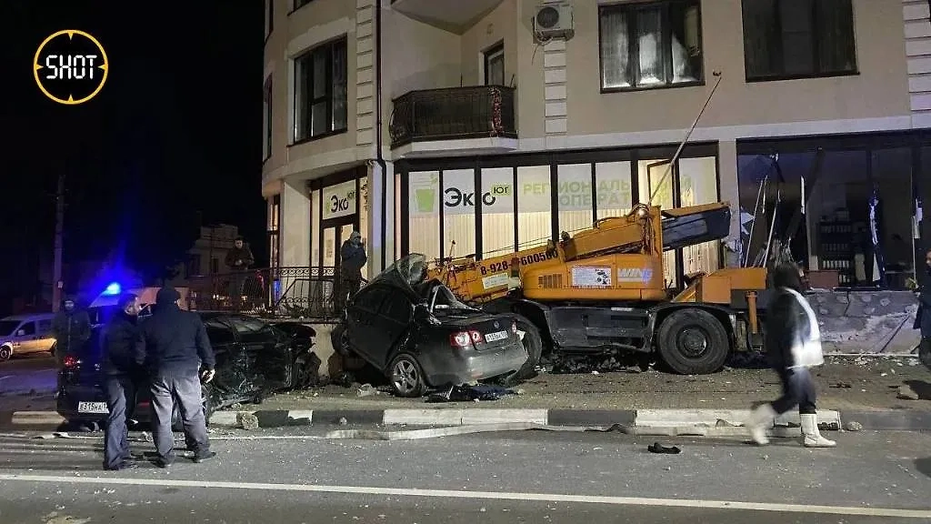 В Геленджике автокран протаранил около десятка авто. Обложка © Telegram / SHOT