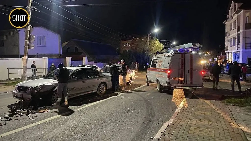 В Геленджике автокран протаранил около десятка авто. Фото © Telegram / SHOT