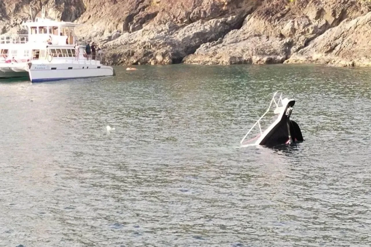 Яхта с российскими туристами на борту затонула на тайском Пхукете. Обложка © Facebook (соцсеть запрещена в РФ; принадлежит корпорации Meta, которая признана в РФ экстремистской) / MGR.Online.South