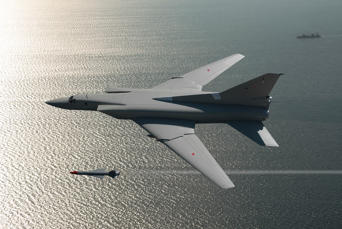 Российский бомбардировщик Ту-22 с ракетой X-22. Фото © Getty Images