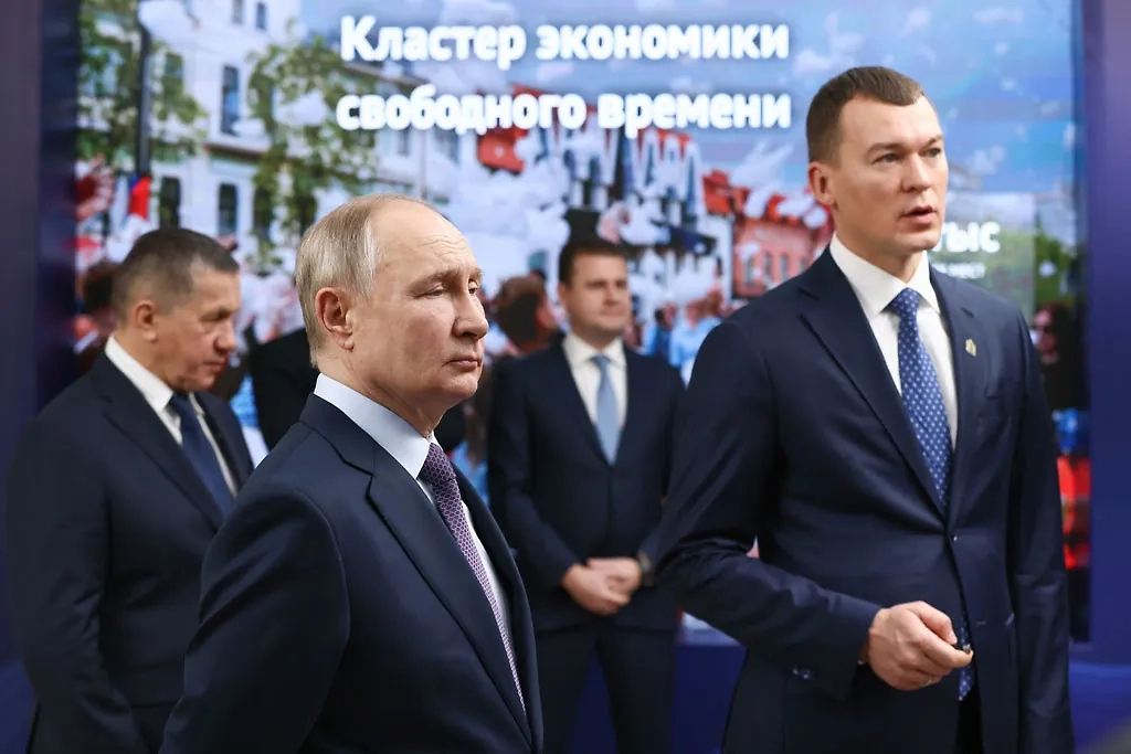 Президент России Владимир Путин с губернатором Хабаровского края Михаилом Дегтярёвым. Обложка © ТАСС / Александр Рюмин