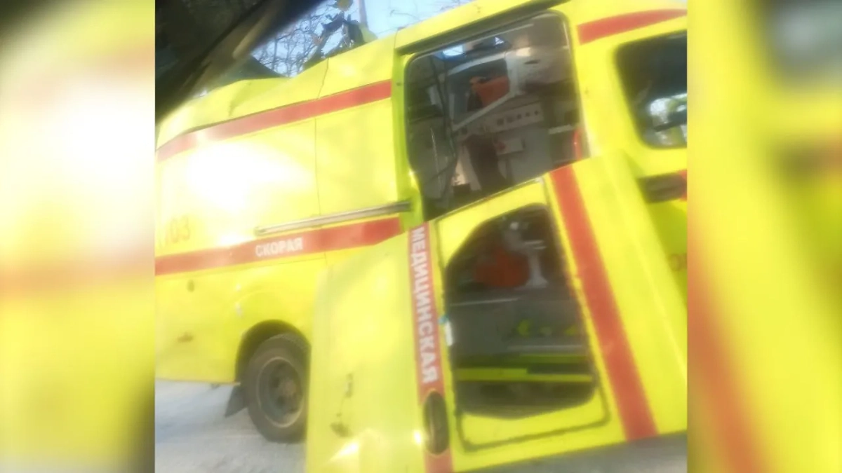 Украинский дрон-камикадзе влетел в реанимобиль в ДНР. Фото © Телеграм-канал мэра Горловки Ивана Приходько