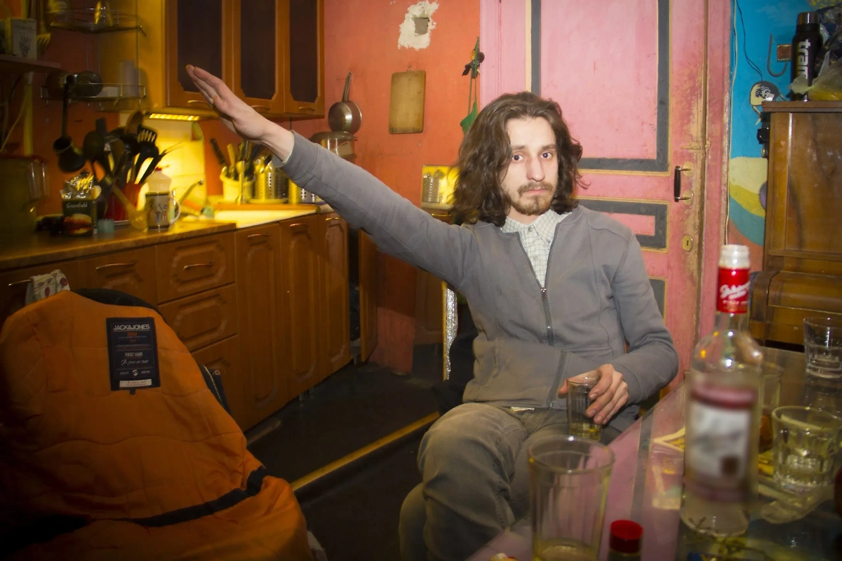 До отъезда из России Пётр Шевчук занимался диджеингом. В соцсетях можно найти множество провокационных фотографий с ним. Фото © Vk / Dmitry Pyoryshkin