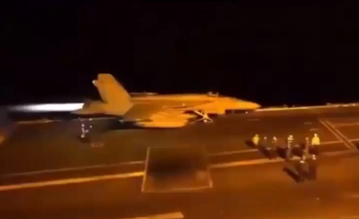 Взлёт F/А-18 с палубы авианосца. Обложка © X / Citizen Journalist