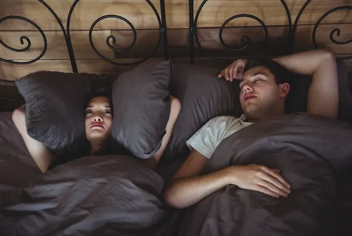 Храп вызывает старение мозга. Обложка © Freepik