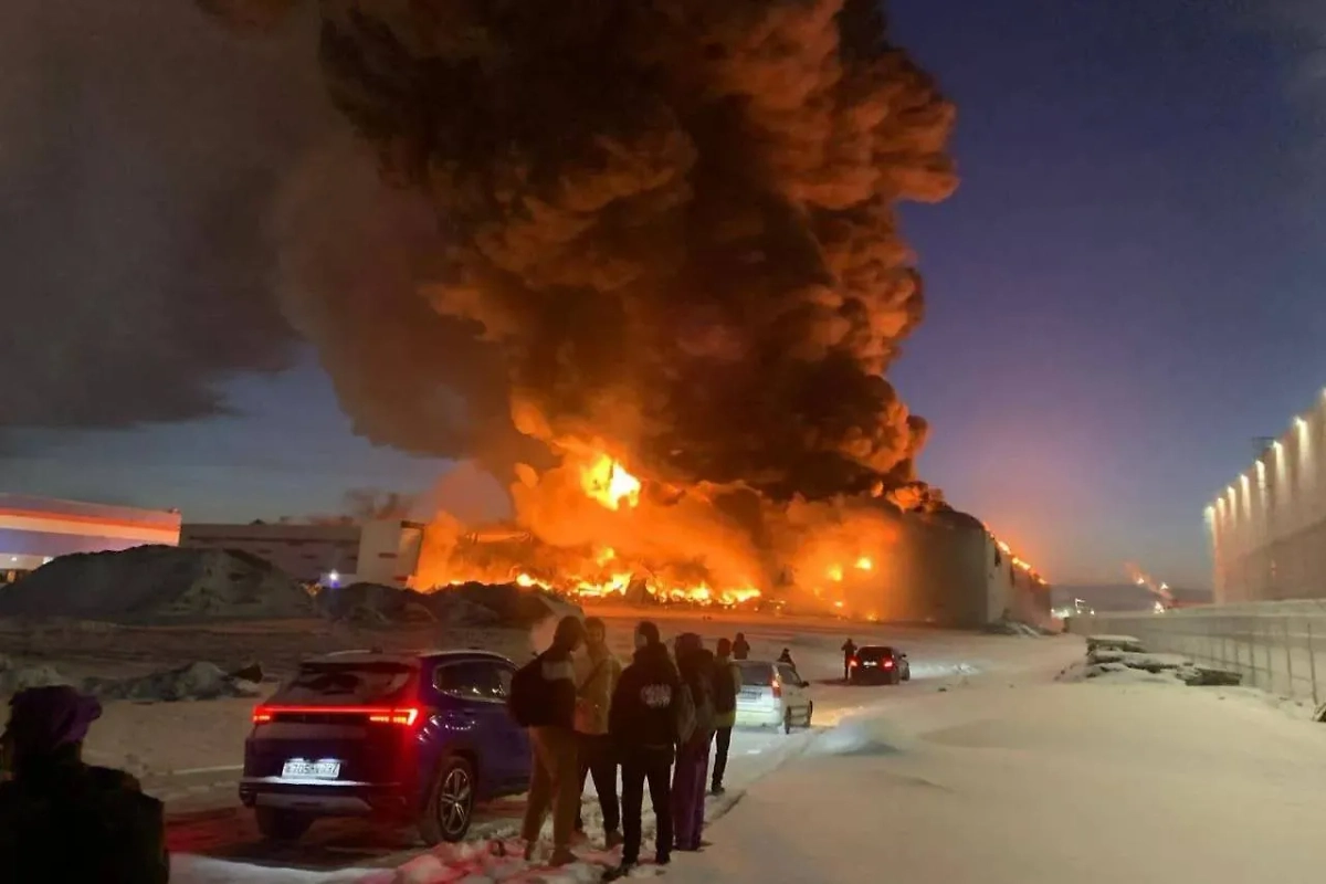 Пожар произошёл на складе Wildberries в Шушарах. Обложка © t.me / Петербург с огоньком