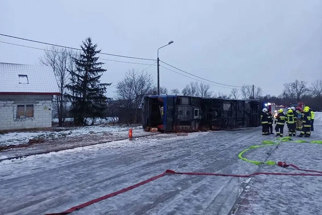 Кадр с места аварии в Польше, где перевернулся украинский автобус. Фото © Facebook (соцсеть запрещена в РФ, принадлежит корпорации Meta, которая признана в РФ экстремистской) / Policja Lubelska