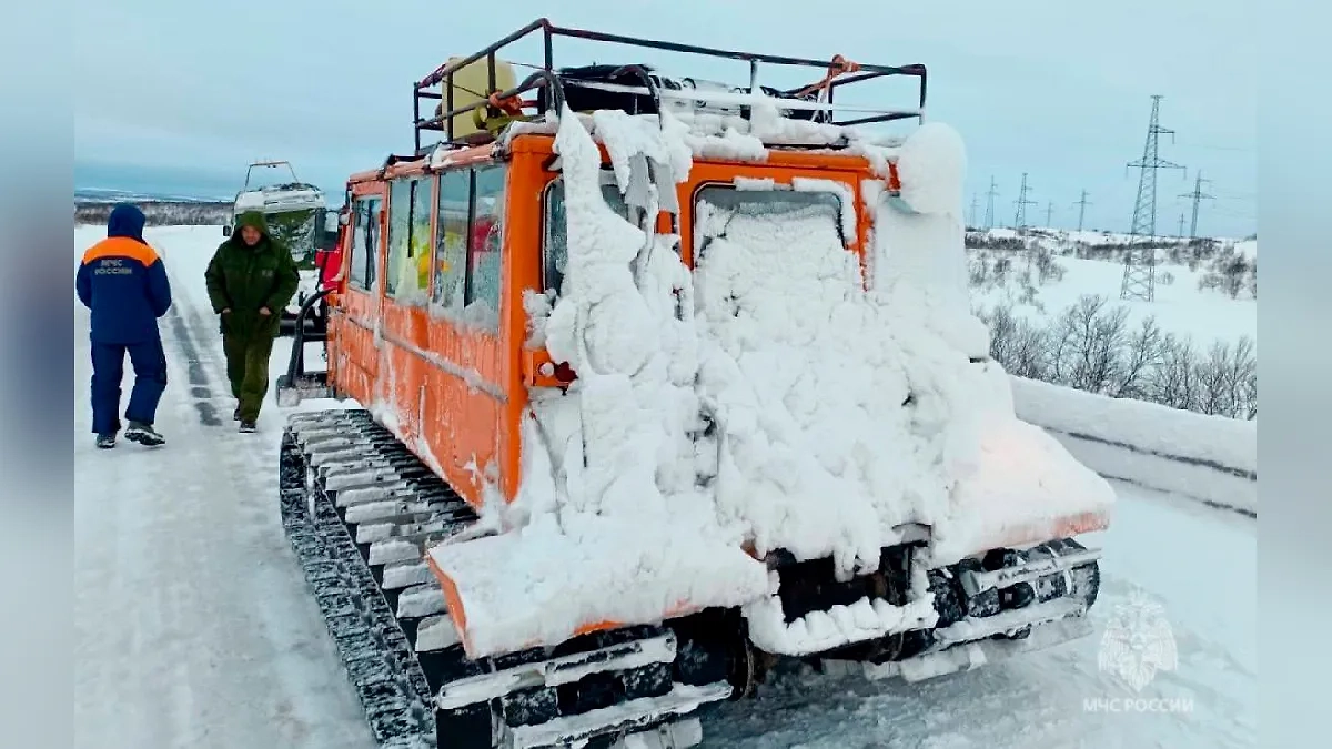 Вездеход, который перевернулся из-за метели по пути в Мурманск. Обложка © Telegram / #МЧСМурманск