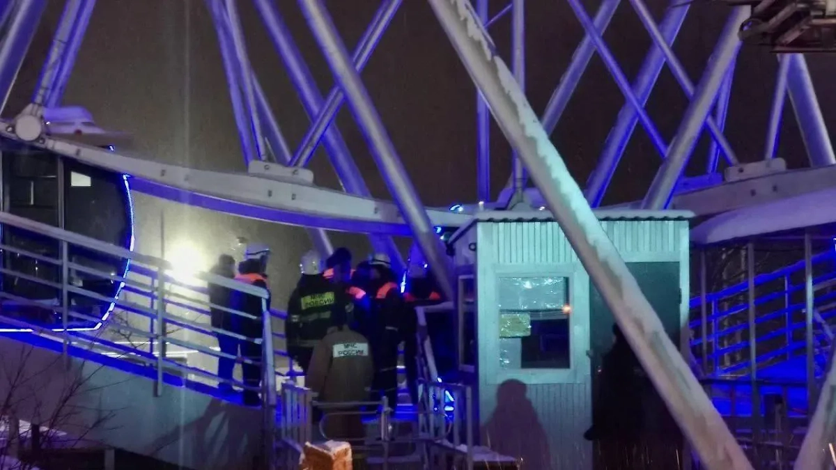 Сотрудники МЧС России спасли шесть человек с колеса обозрения в Пензенской области. Обложка © Telegram / МЧС России