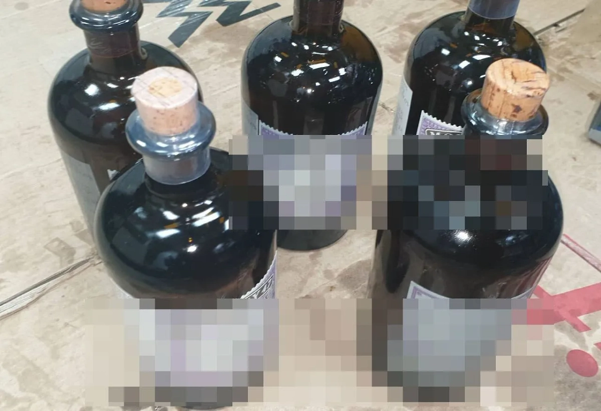 Найденный на судне из Южной Кореи контрабандный алкоголь. Фото © Предоставлено Лайфу