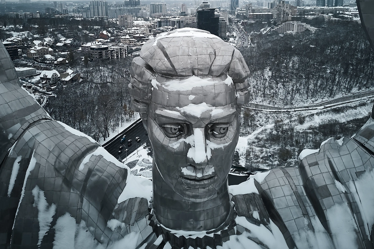 Монумент "Родина-мать" в Киеве. Обложка © Getty Images / Libkos / Kostya Liberov