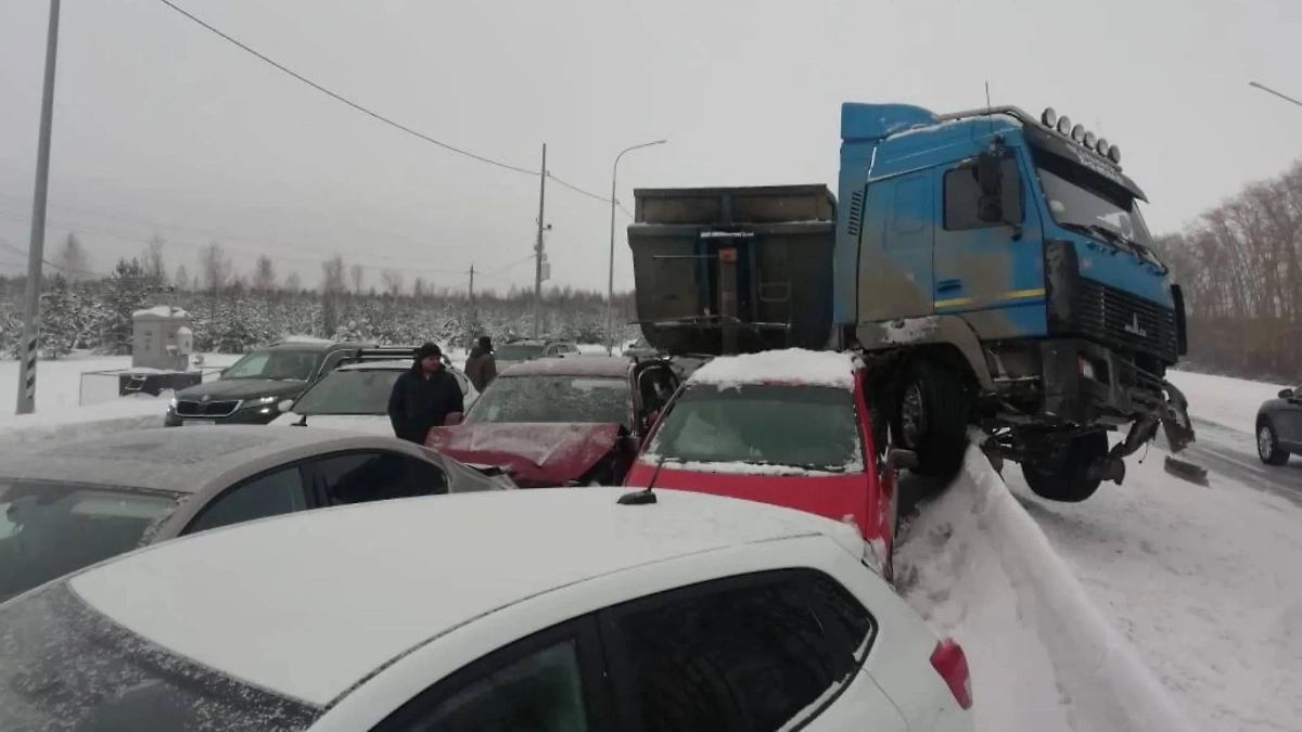 ДТП на 121-м километре автодороги "Подъезд к городу Екатеринбургу". Обложка © Telegram / "Госавтоинспекция Челябинской области"