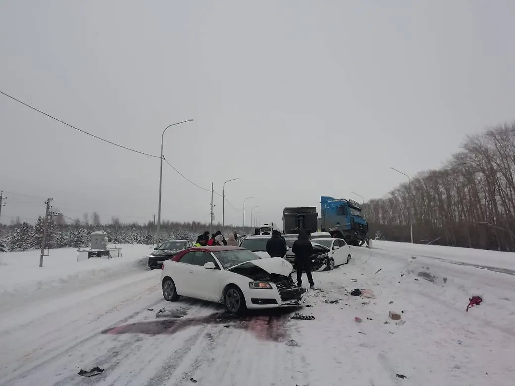 ДТП на 121-м километре автодороги "Подъезд к городу Екатеринбургу". Обложка © Telegram / "Госавтоинспекция Челябинской области"