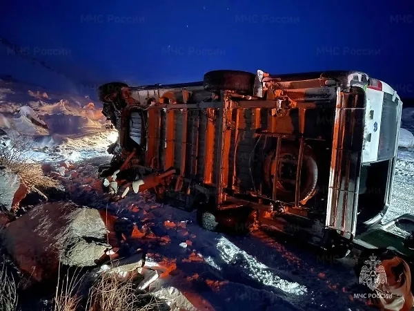 Опрокинувшийся микроавтобус. Обложка © МЧС по Республике Бурятия