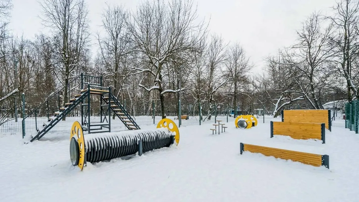 В Москве благоустроили территорию возле городского вокзала Лианозово. Фото © Пресс-служба Комплекса городского хозяйства города Москвы
