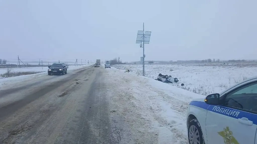 Renault улетел в кювет на трассе в Самарской области. Фото © T.me / Прокуратура Самарской области