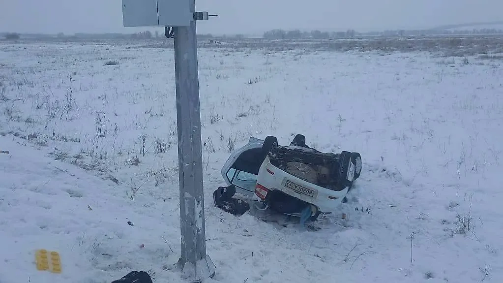 Renault улетел в кювет на трассе в Самарской области. Фото © T.me / Прокуратура Самарской области