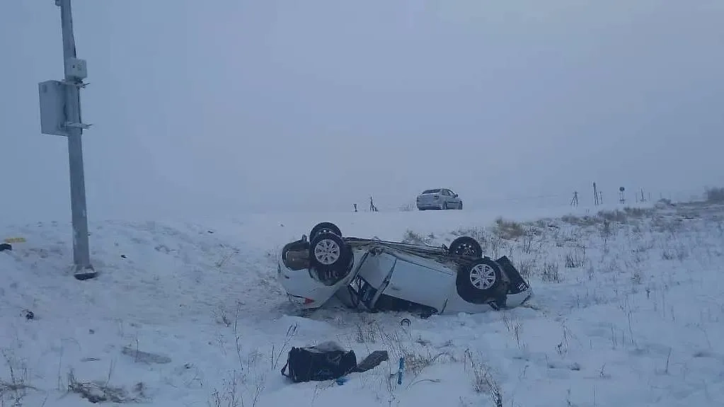 Renault улетел в кювет на трассе в Самарской области. Обложка © T.me / Прокуратура Самарской области