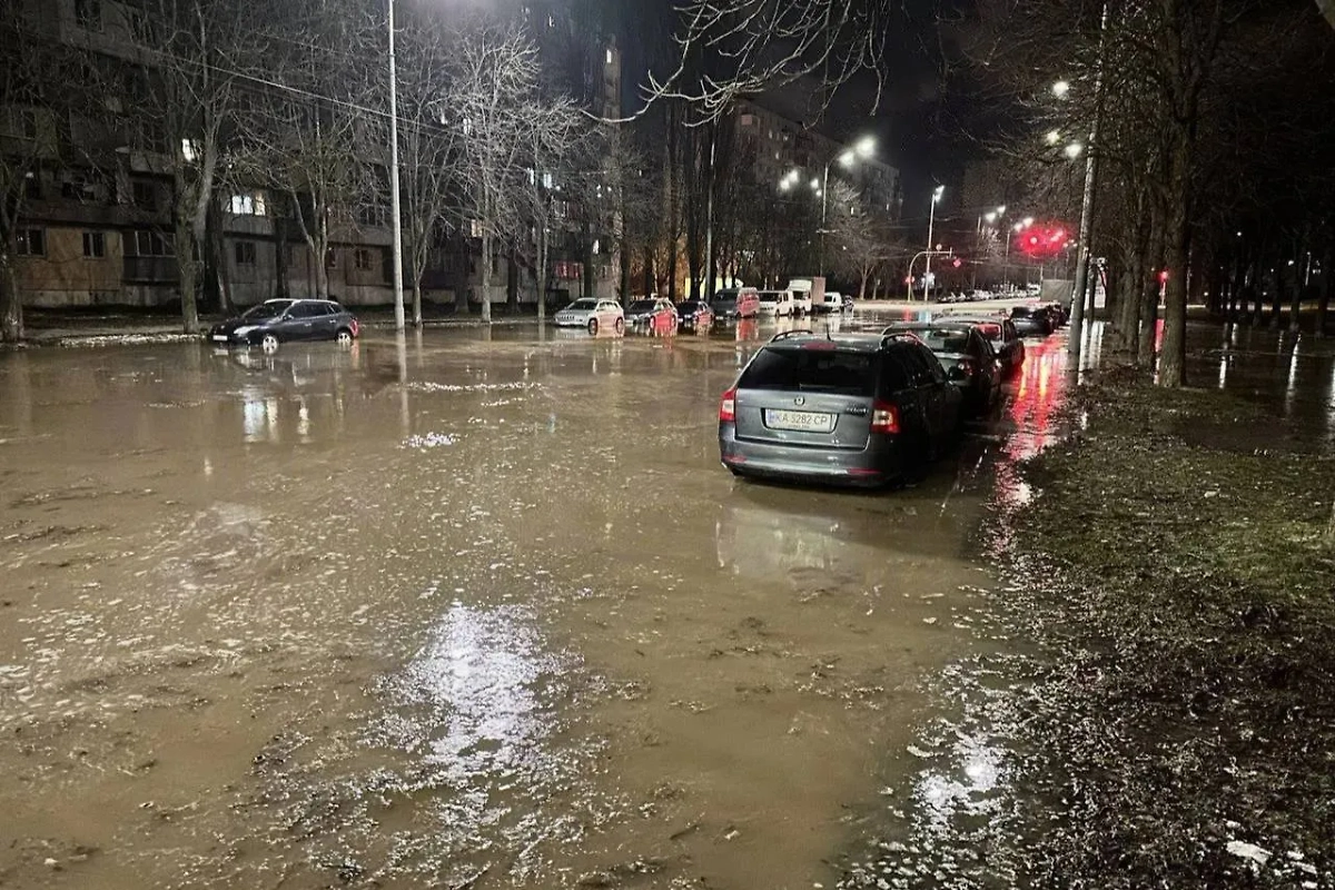 Улицы Киева "утонули" в нечистотах из-за прорыва канализации. Обложка © X / Feher_Junior