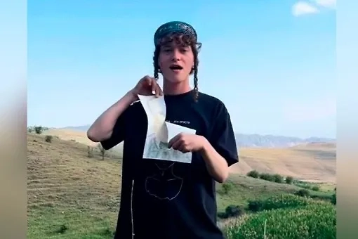 Певец Эдуард Шарлот. Обложка © Instagram (соцсеть запрещена в РФ; принадлежит корпорации Meta, которая признана в РФ экстремистской) / sharl.ot