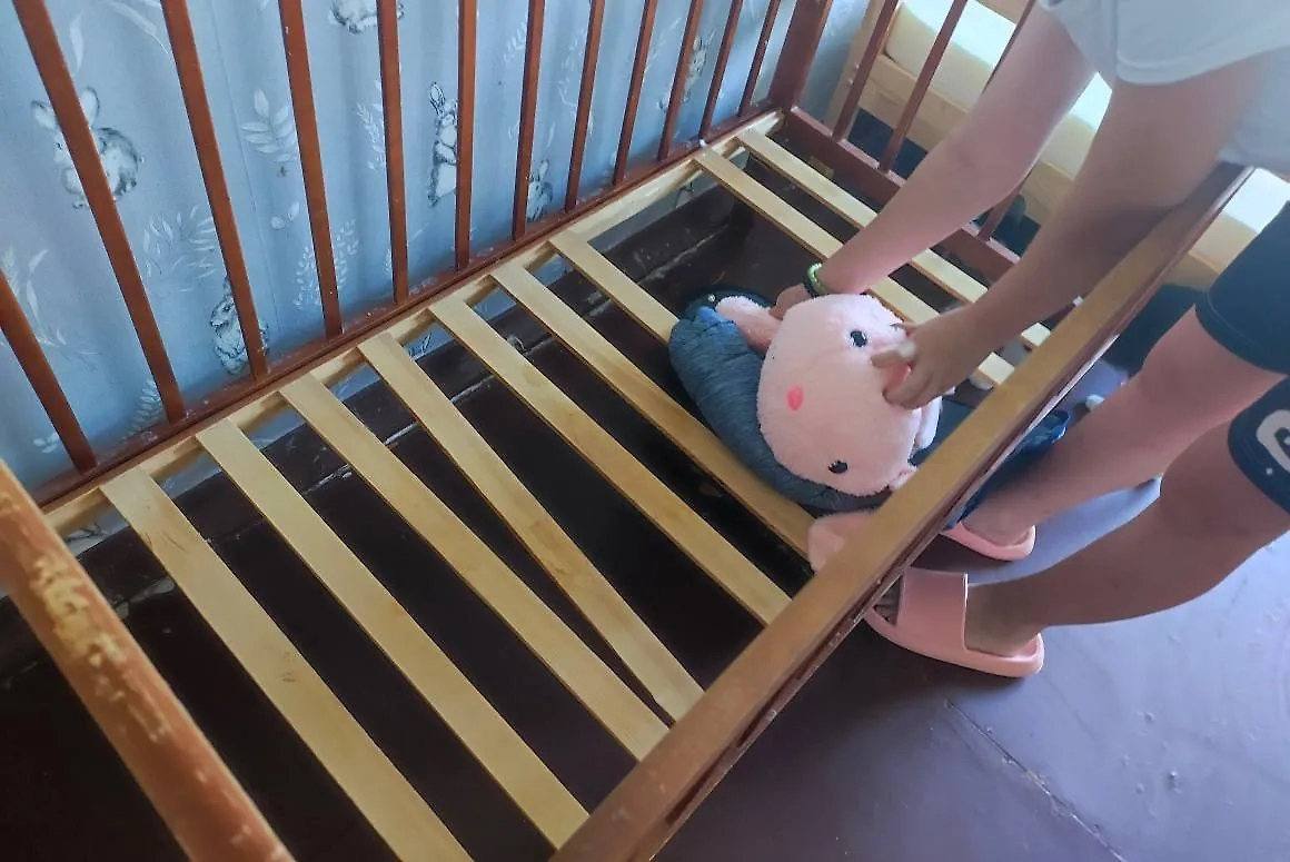 Кроватка, в которую упал младенец. Фото © Telegram / ГСУ СК России по Красноярскому краю и Республике Хакасия