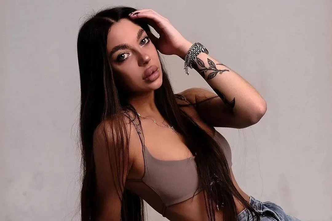 Блогерша Хоффман. Обложка © Instagram (соцсеть запрещена в РФ; принадлежит корпорации Meta, которая признана в РФ экстремистской) / gipssssyy