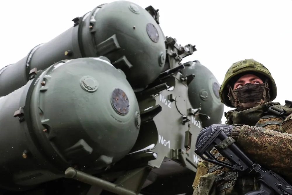 Военнослужащий боевых расчётов зенитных ракетных комплексов (ЗРК) С-400 «Триумф» из состава соединения противовоздушной обороны. Фото © ТАСС / Сергей Мальгавко