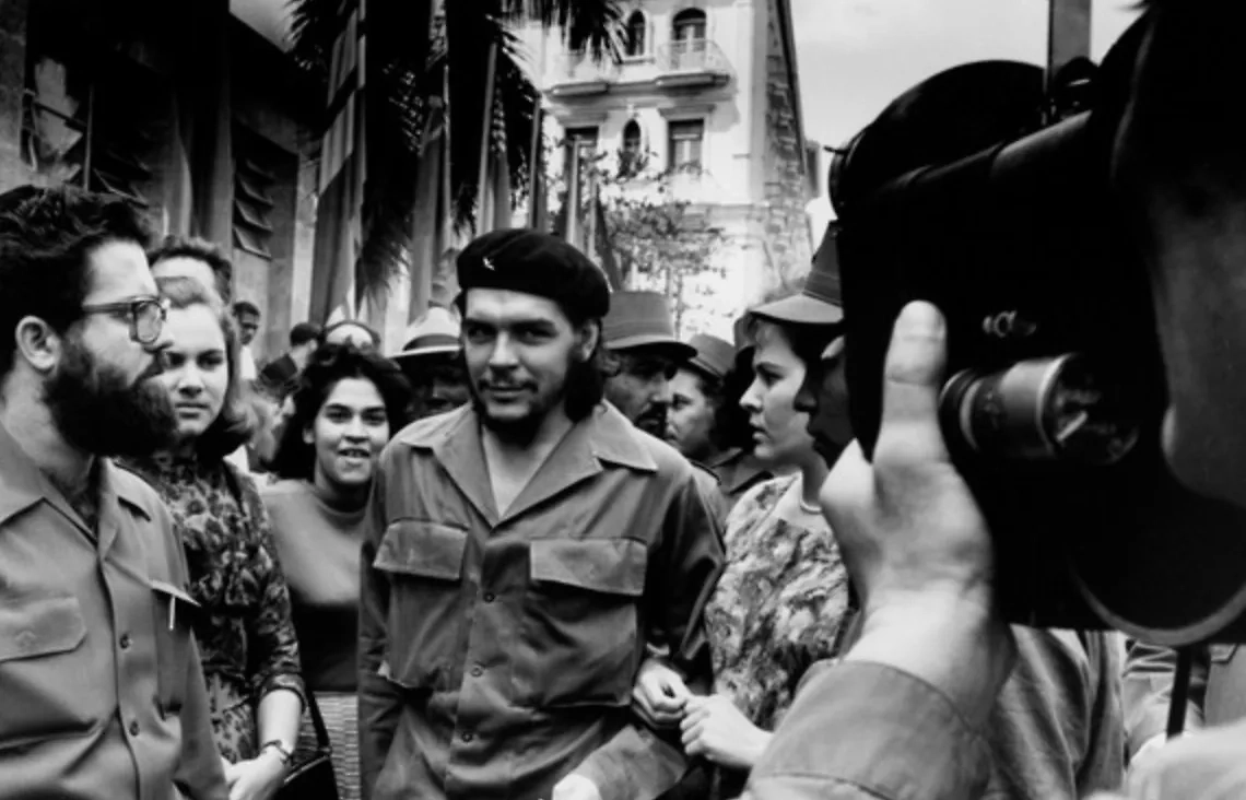 Че Гевара в 1960 году прогуливается по улицам Гаваны со своей второй женой Алейдой Марч. Фото © Wikipedia