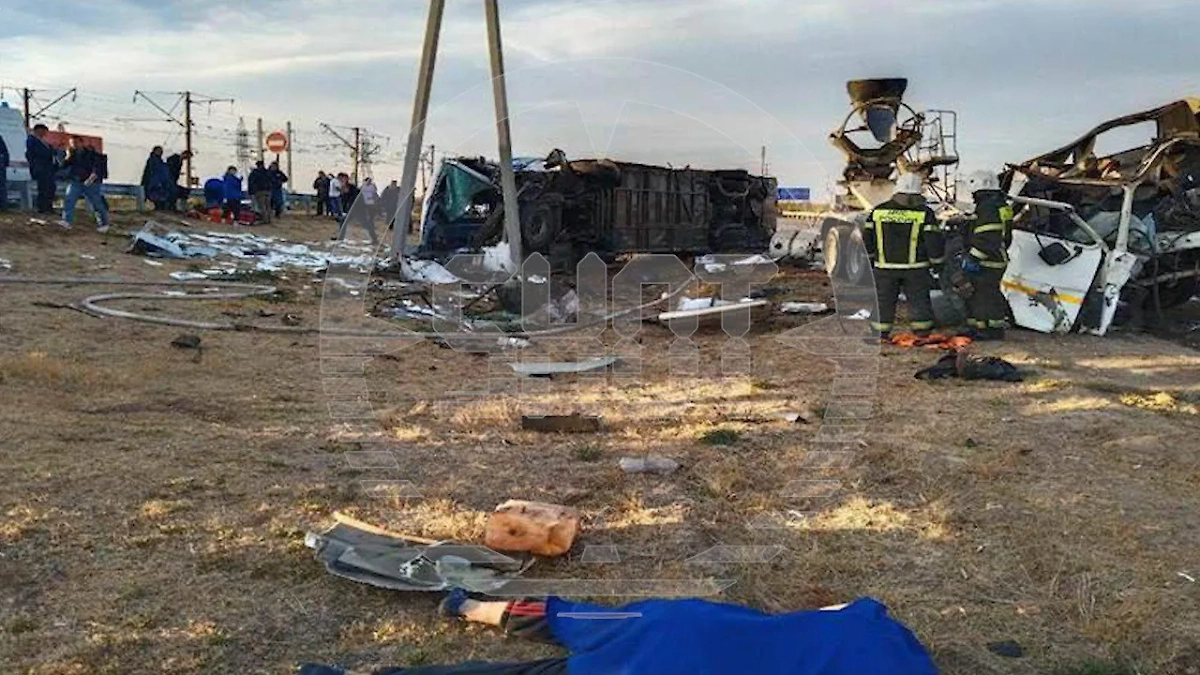 Место ДТП с автобусом и бетономешалкой в Астраханской области. Фото © SHOT