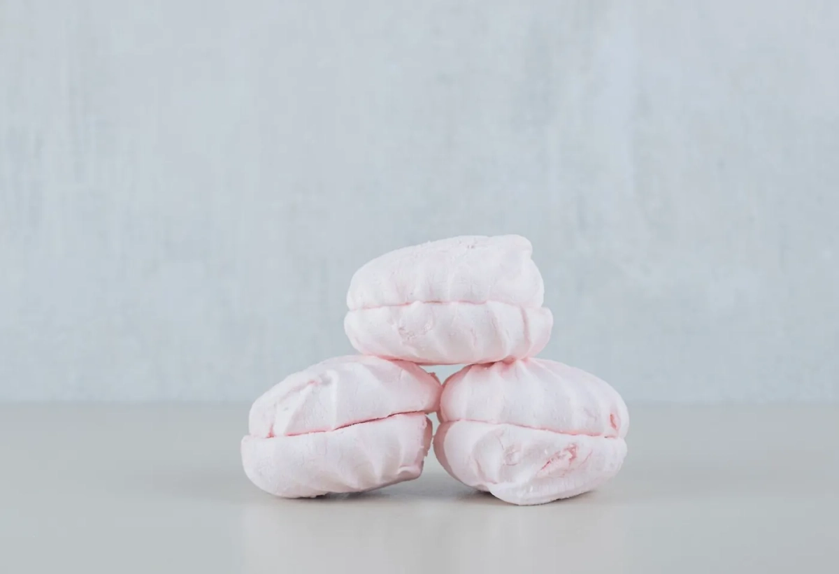 Если зефир выглядит засохшим, мокрым или имеет неприятный запах, это сигнал, что продукт испорчен. Обложка © Freepik / azerbaijan_stockers